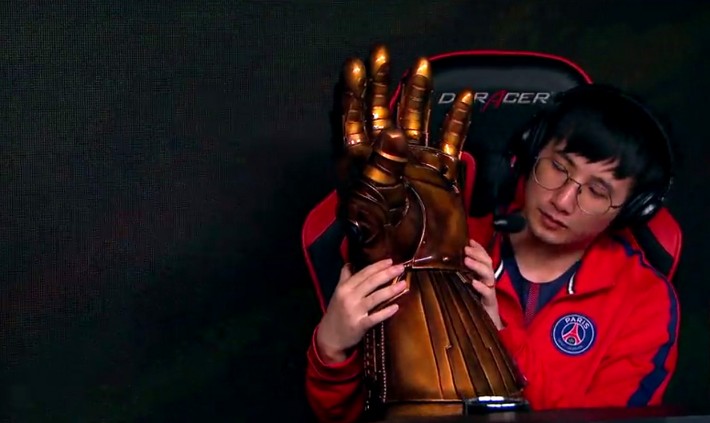 Лучший игрок турнира EPICENTER XL получил перчатку Таноса