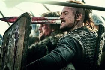Netflix разрабатывает фильм по сериалу "Последнее королевство"