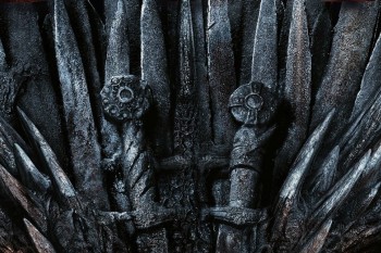 В сериале "Дом дракона" Железный трон выковали из мечей "Ведьмака" и "Варкрафта"