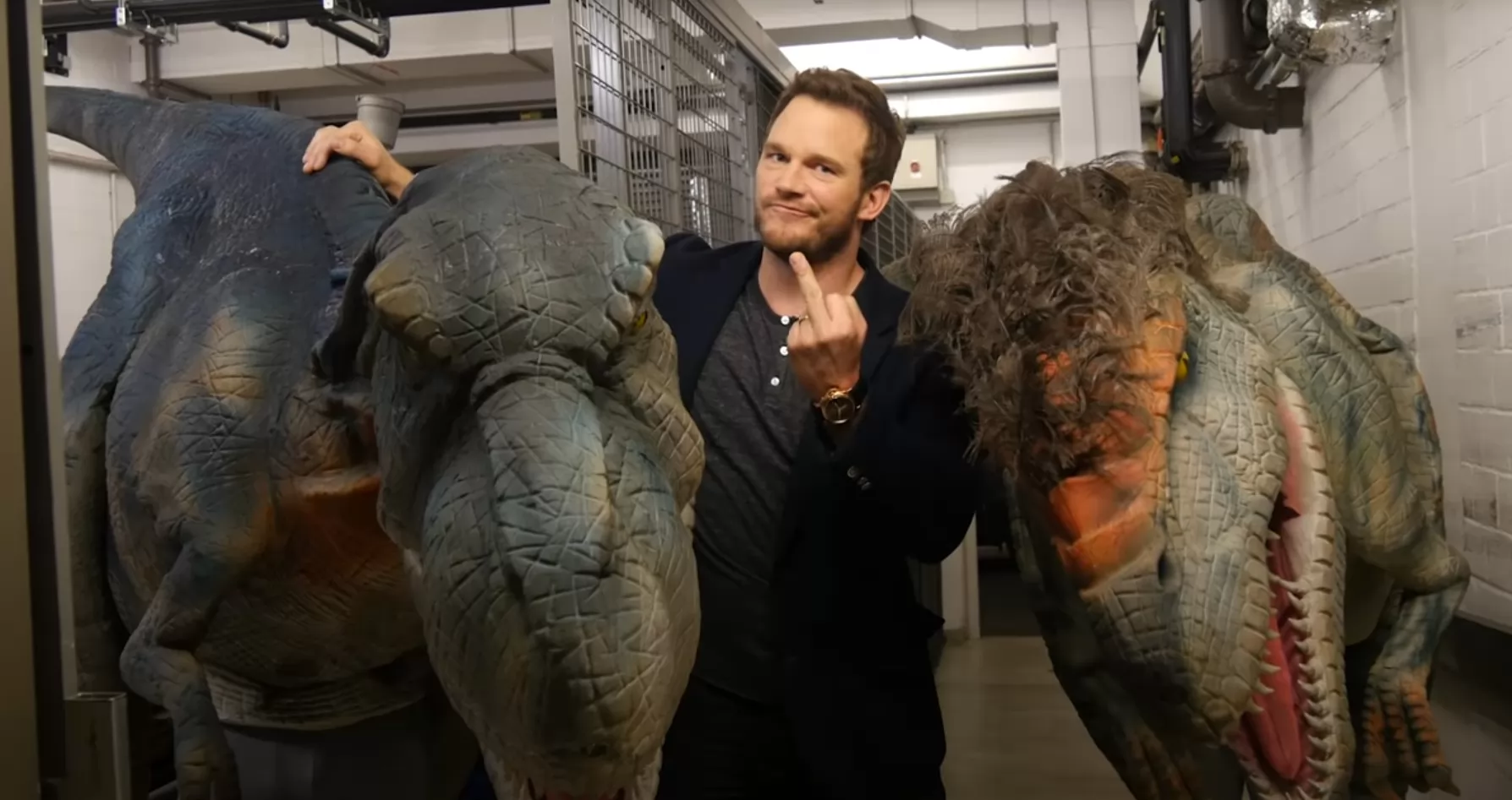 Криса Прэта испугали кукольными динозаврами