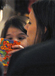 Дочь Тома Круза накормят сладкими пенисами