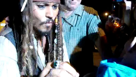 Джонни Депп общается с фанатами на съемках "Пиратов Карибского моря 4"