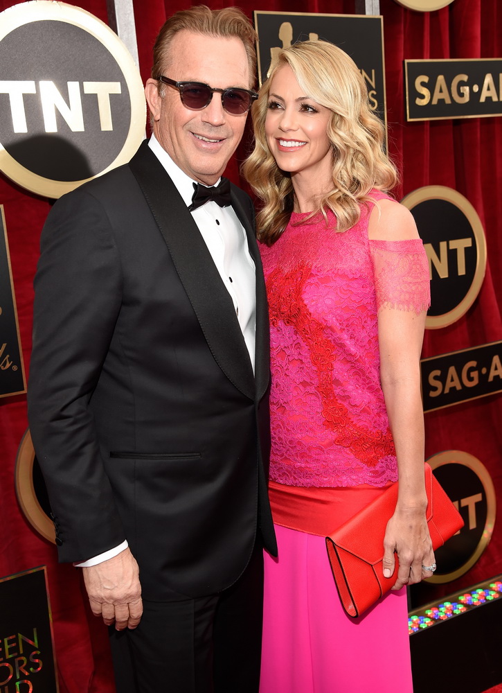 Актер Кевин Костнер со своей женой Кристин Баумгартнер на вручении премии Гильдии киноактеров США 2015 года