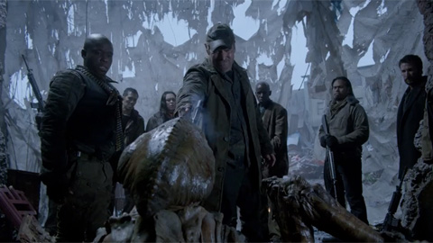 Кадр к сериалу Рухнувшие небеса / Falling Skies