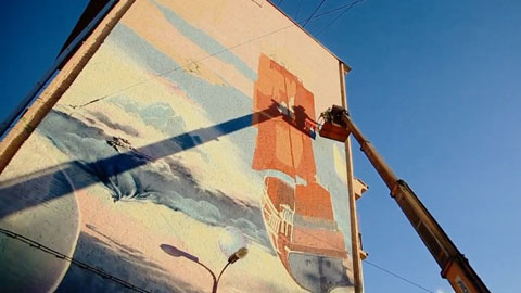 Настенная живопись на здании в Москве к фильму "Пэн: Путешествие в Нетландию"