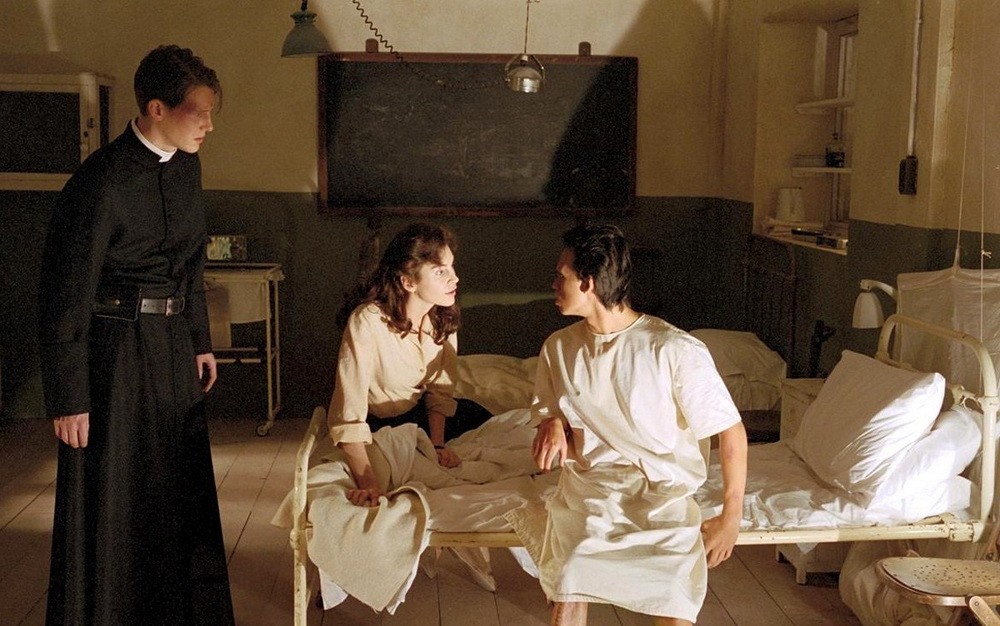 🖼 Все кадры из фильма Изгоняющий дьявола: Приквел / Dominion: Prequel to the Exorcist (2005), режиссер: Пол Шредер