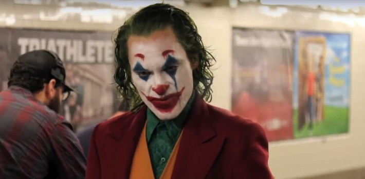 Хоакина Феникса в образе Джокера застали в метро