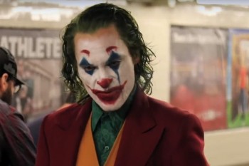 Хоакина Феникса в образе Джокера застали в метро
