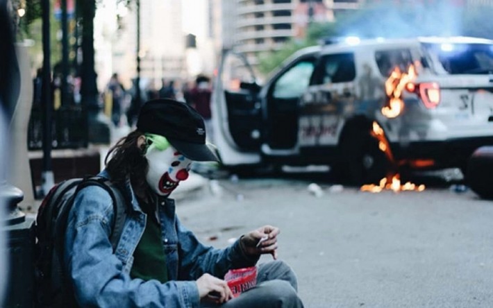В Чикаго человек в маске Джокера поджигал полицейские автомобили