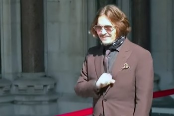Эмбер Херд обвинила Джонни Деппа в "метании бутылок"