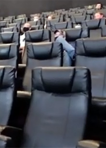 Русский кинотеатр. Люди в кинотеатре. Спаси кинотеатры. Спаси кинотеатры. Спаси кинотеатры.