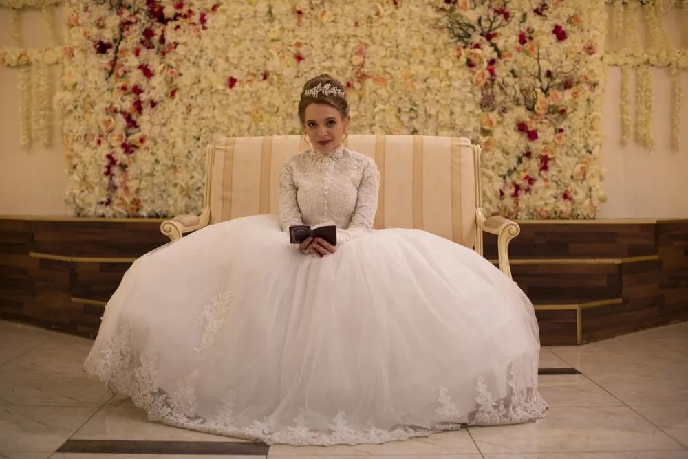 Сериал Неортодоксальная (2020). Кадр N170398
