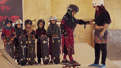 Трейлер короткометражного документального фильма "Научиться кататься на скейтборде в зоне боевых действий (если ты девчонка)"