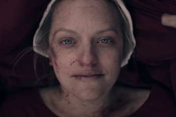 Сериал "Рассказ служанки" продлен на шестой сезон