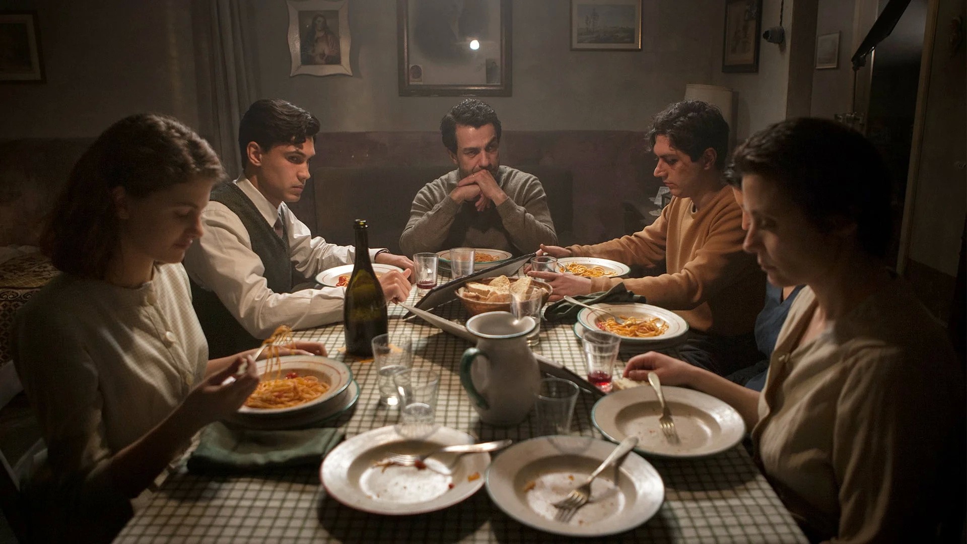 Сериал Моя гениальная подруга (2018-2022). Кадр N210012