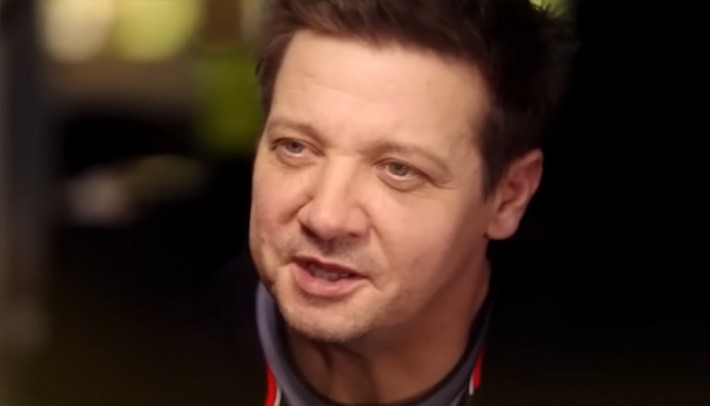 Джереми Реннер дал первое интервью и рассказал о борьбе за жизнь