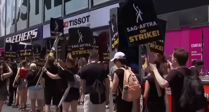 В США поддерживают забастовку в Голливуде и не любят студии