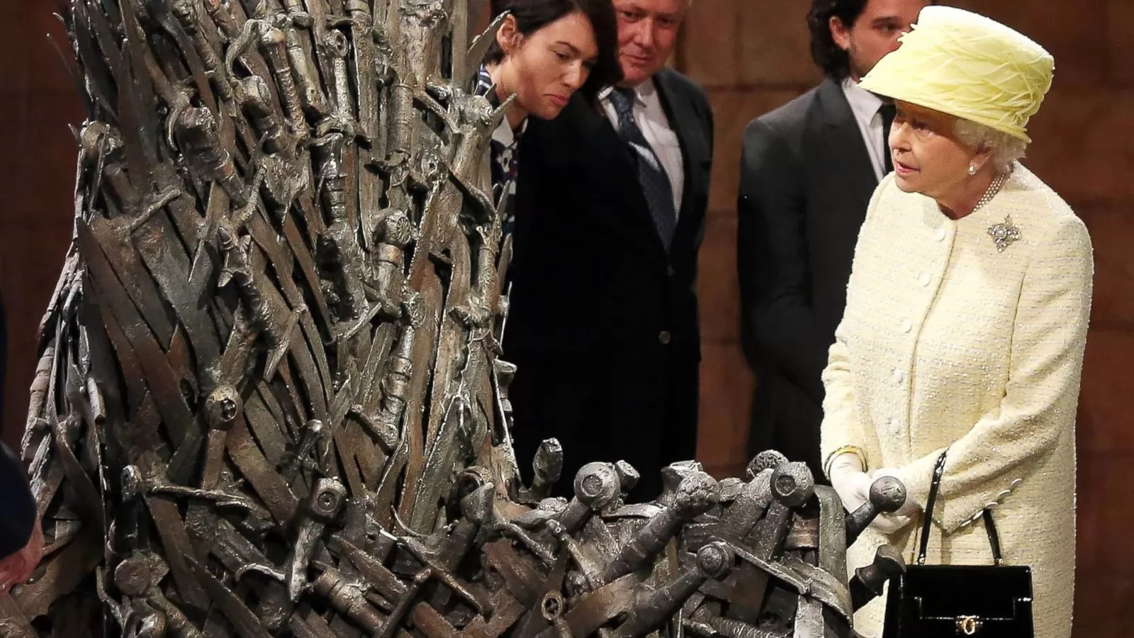 Королева Великобритании посетила Игру престолов