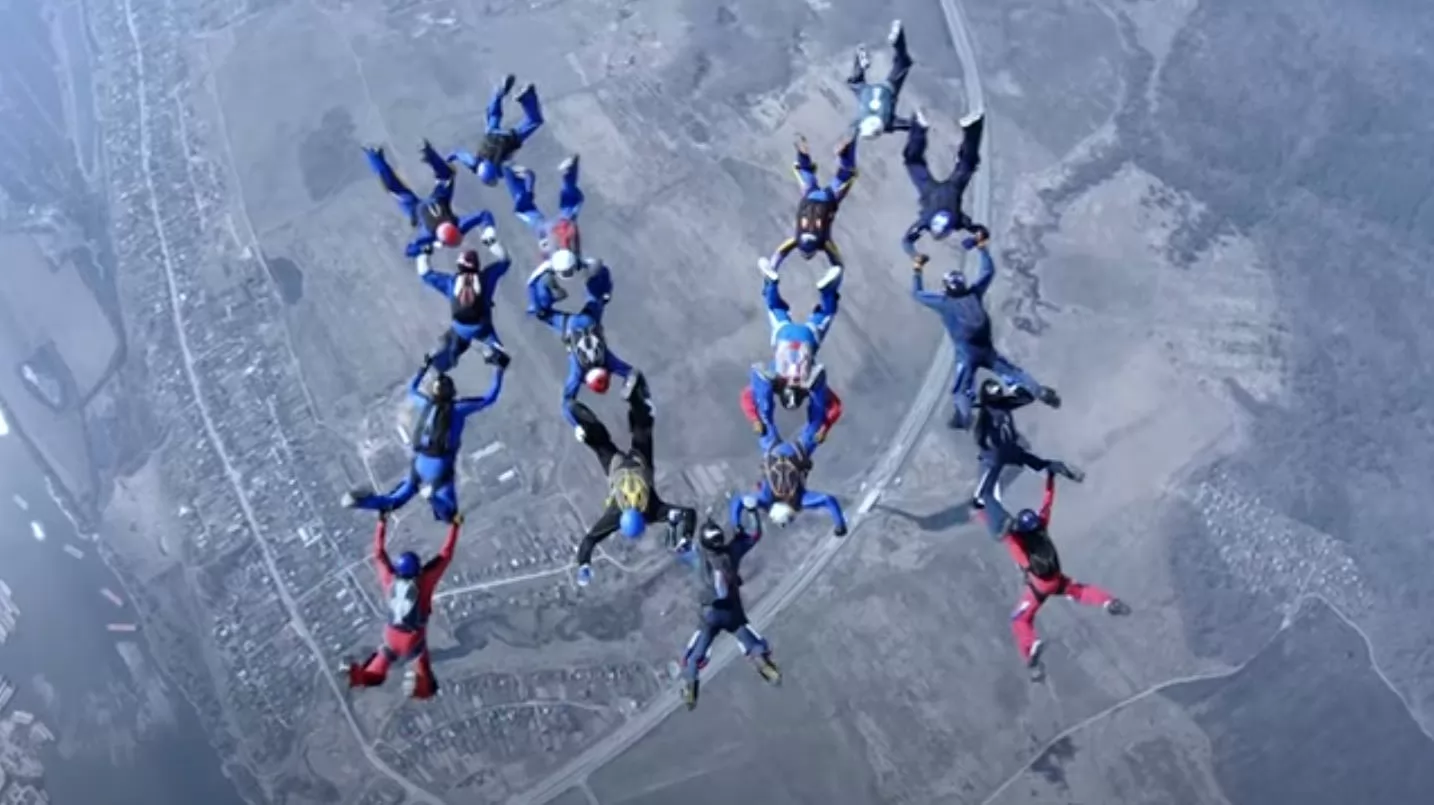 Российские парашютисты воспроизвели символ Мстителей 4 в небе