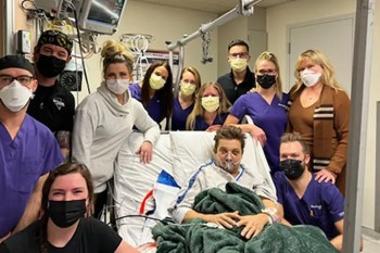 Джереми Реннер отметил 52-летие в больнице в окружении врачей