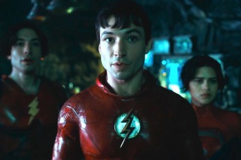 Поклонники DC в восторге от Супергерл в исполнении Саши Калле в трейлере фильма "Флэш"