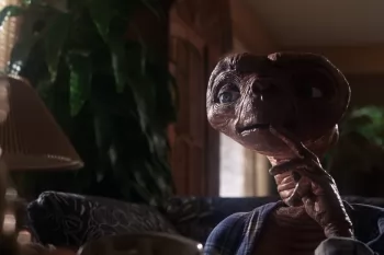 Стивен Спилберг пожалел об удалении оружия из фильма "Инопланетянин"