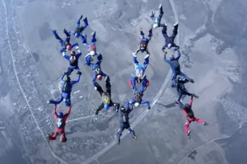 Российские парашютисты воспроизвели символ "Мстителей 4" в небе
