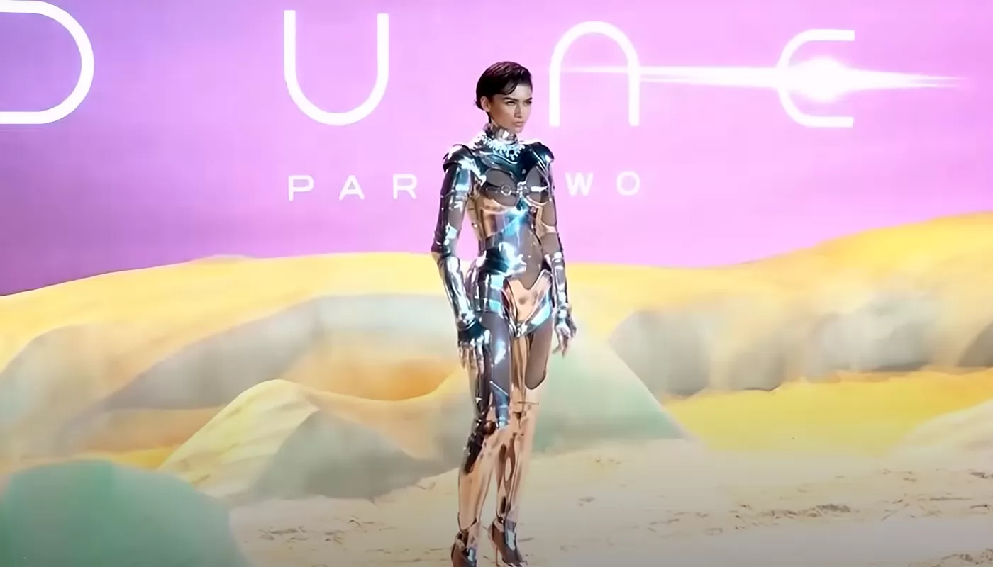 Зендая пришла в костюме робота и оголила ягодицы на премьере Дюны 2