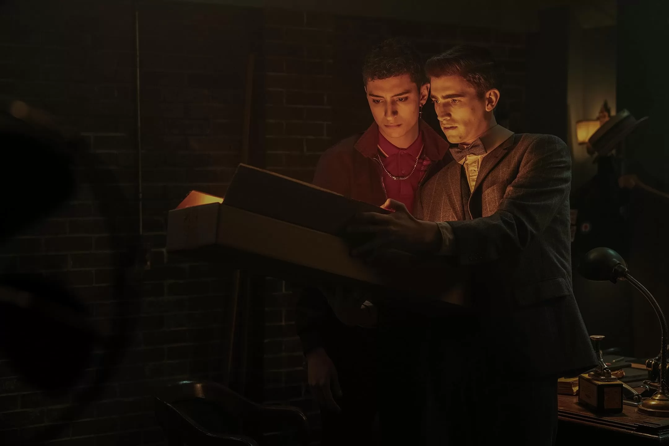 Сериал Мертвые мальчики-детективы (2024). Кадр N234562