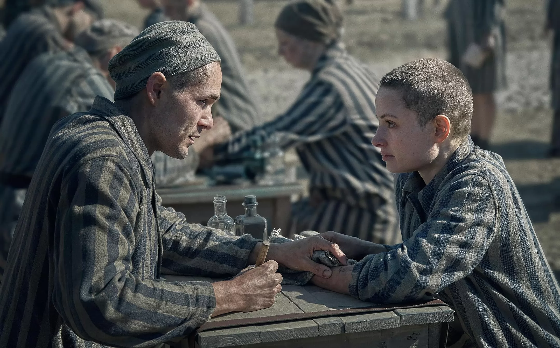 Сериал Татуировщик из Освенцима (2024). Кадр N235947