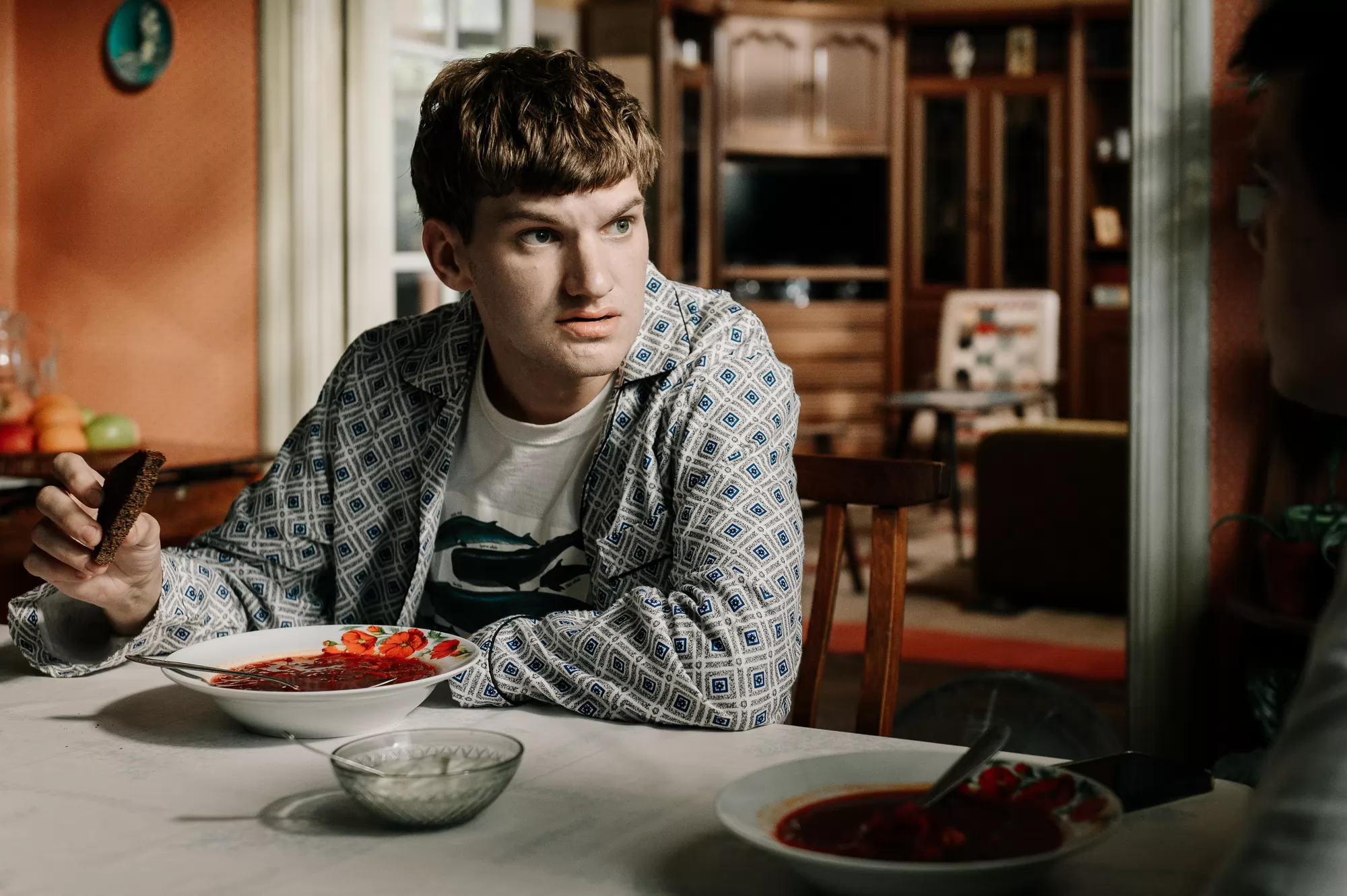 Сериал Он просто чудо (2025). Кадр N240630