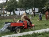 Кадры к фильму "Нейробатя"