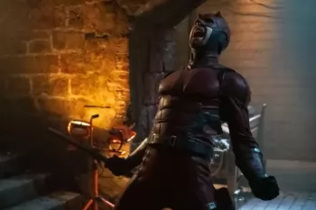 Сорвиголова Чарли Кокс объяснил смену цвета костюма супергероя