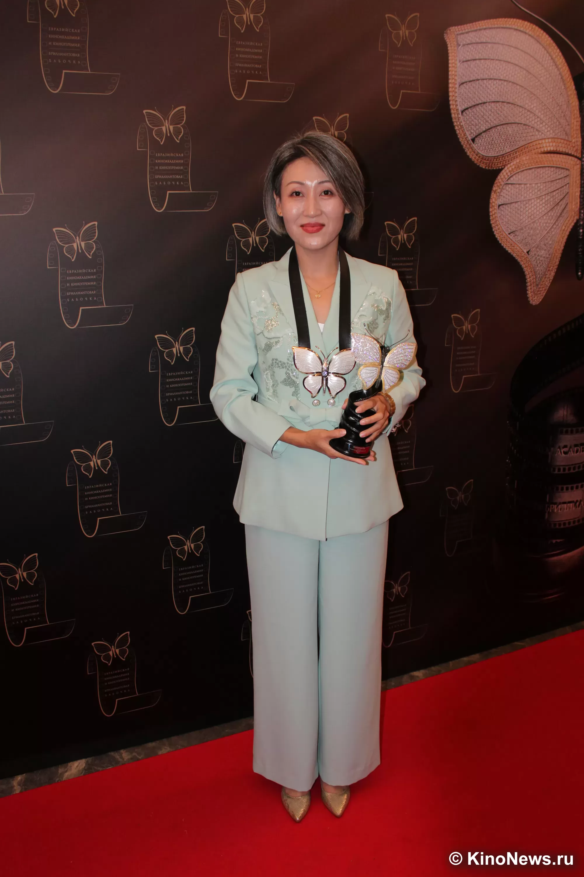 Фотография N 267446 из фотогалереи "Церемония вручения премии "Бриллиантовая бабочка""