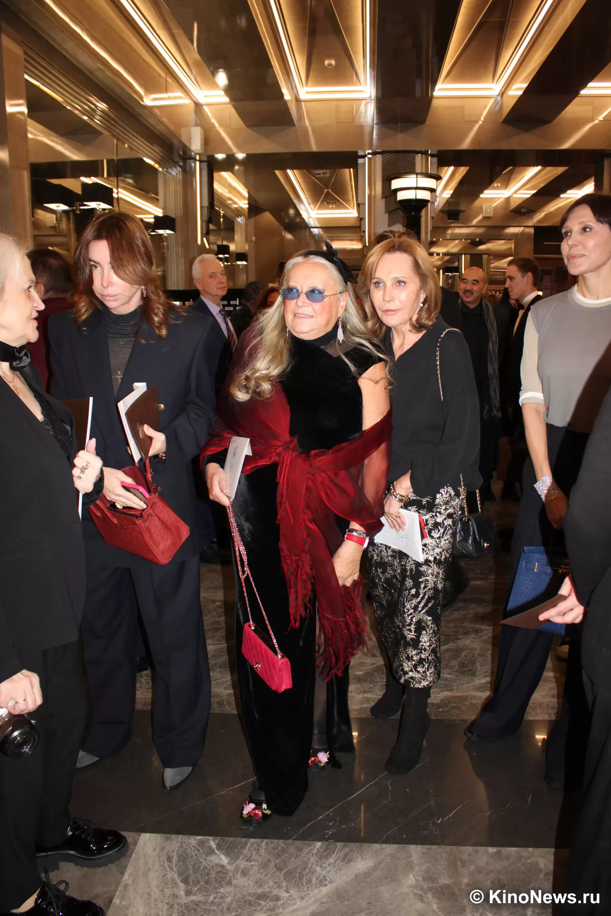 Фотография N 267418 из фотогалереи "Церемония вручения премии "Бриллиантовая бабочка""