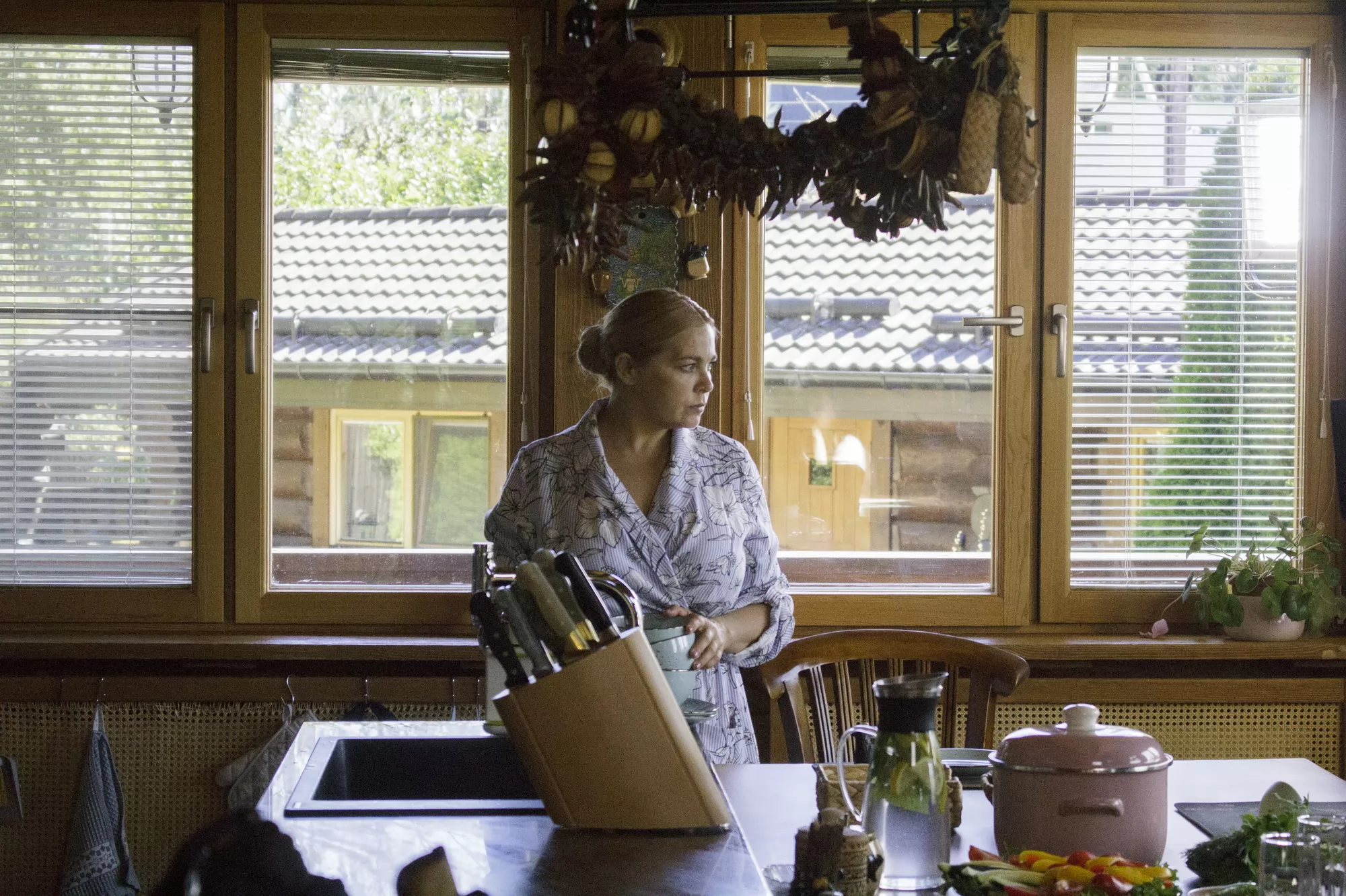 Сериал Здесь все свои (2025). Кадр N265332