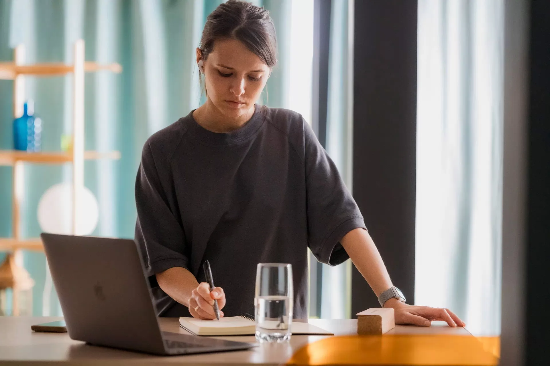 Сериал Враги (2026). Кадр N267145