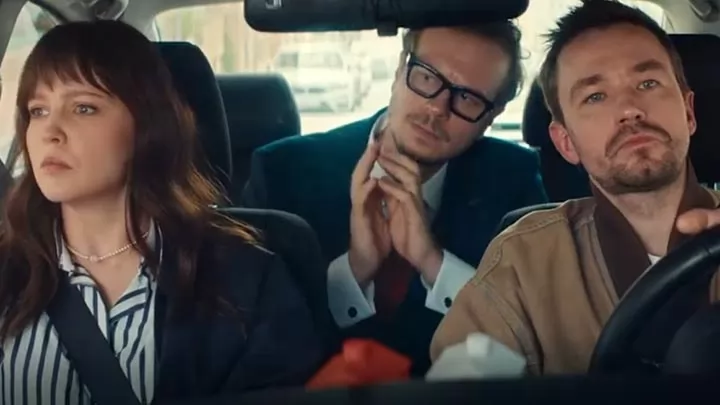 Александр Петров и Юлия Хлынина в трейлере фильма "Комментируй это"