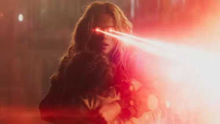 Милли Олкок и Джейсон Момоа в трейлере фильма "Супергерл"