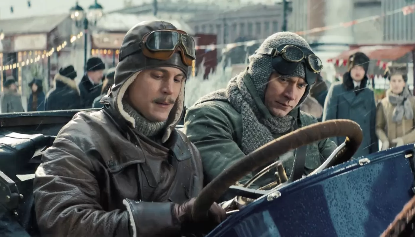 Юра Борисов и Иван Янковский участвуют в гонке в трейлере Битва моторов