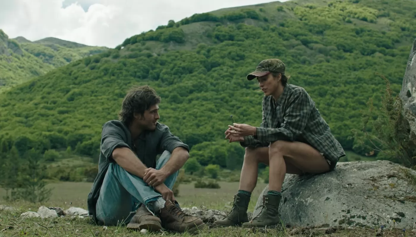 Джейкоб Элорди и Джош Бролин выживают в трейлере Собачьи звезды