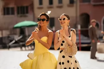 Сериал "Эмили в Париже" продлен на шестой сезон