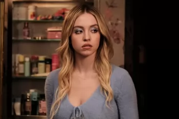 Сидни Суини "украсила" легендарный знак Hollywood бюстгалтерами