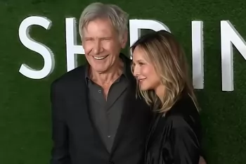 83-летнего Харрисона Форда засняли целующимся на летном поле