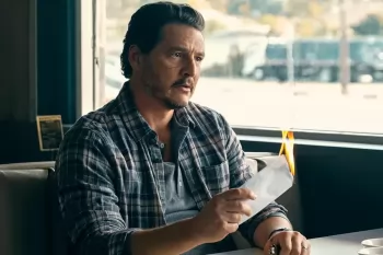 Педро Паскаля заметили обнимающимся с мужчиной на улице