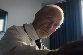 Звезда "Игры престолов" Чарльз Дэнс сыграет в фильме "Бэтмен 2"