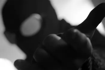 Николас Кейдж плетет паутину в трейлере сериала "Паук-Нуар"