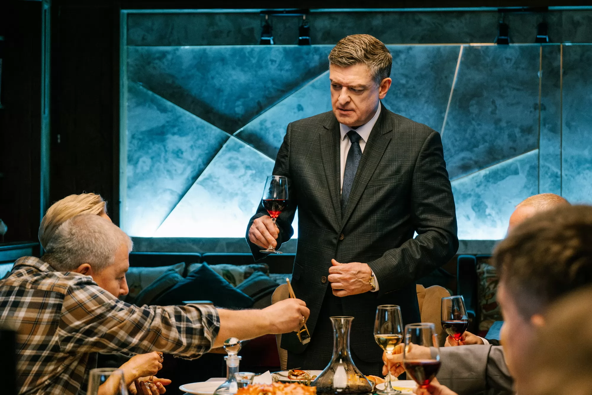 Сериал Мистер Ноготь (2026). Кадр N269135