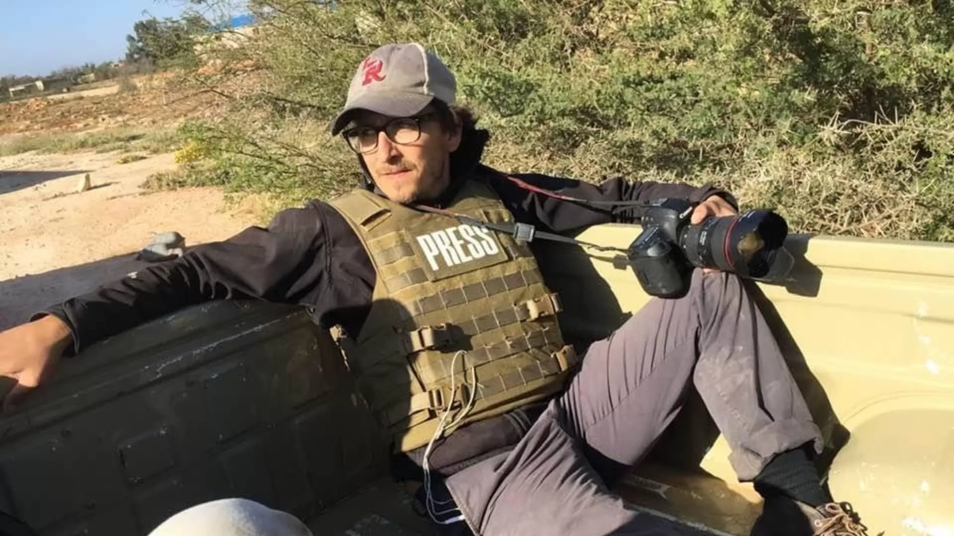 Фильм Вооруженный лишь фотоаппаратом: Жизнь и смерть Брента Рено (2025). Кадр N269623