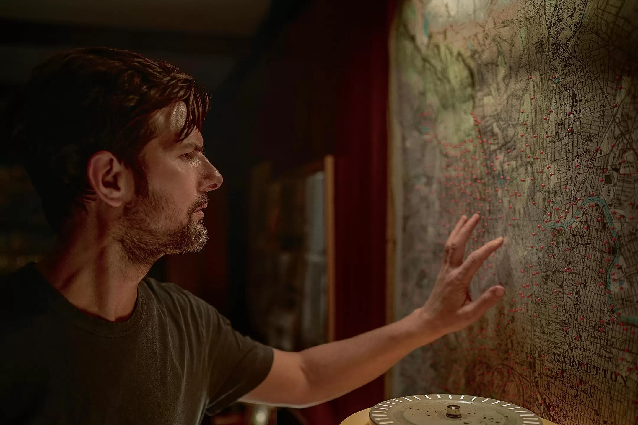 Фильм Шепот за окном (2026). Кадр N273124